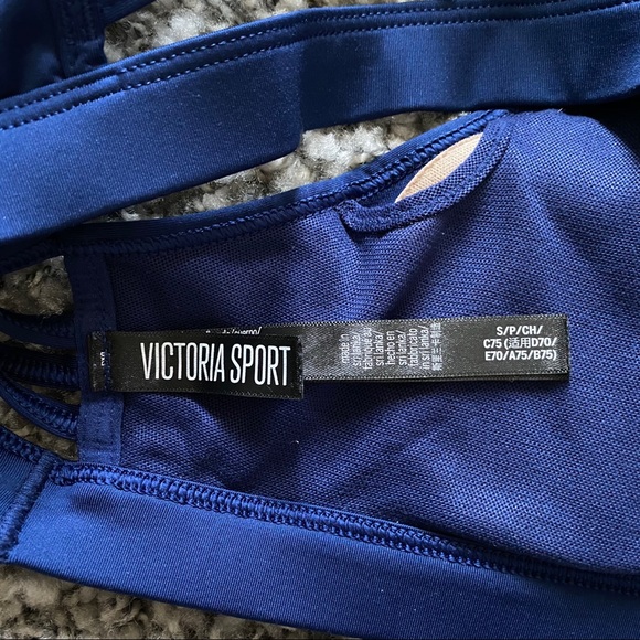 Victoria Sport V-neck Sports Bra, size Small - Picture 3 of 3